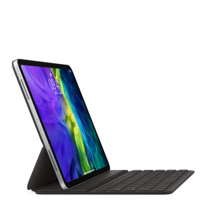 Apple Smart Keyboard Folio w kolorze czarnym podłączona do iPada Pro 11, widok z profilu prezentujący kąt nachylenia ekranu oraz układ klawiatury.