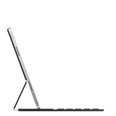 Apple Smart Keyboard Folio w kolorze czarnym podłączone do iPada Pro 11, widok z boku prezentujący smukłą konstrukcję klawiatury oraz ekran z tapetą.