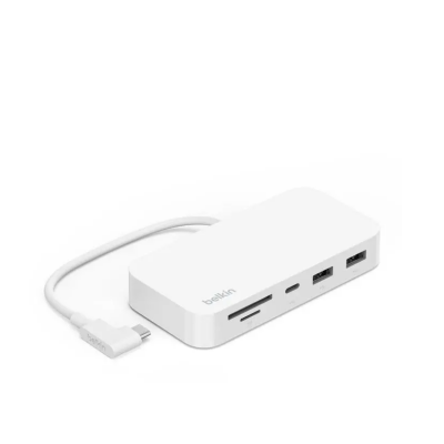 Biała przejściówka Belkin 6w1 z kablem USB-C zakończonym wtyczką kątową, ukazująca porty USB-A, czytniki kart SD i microSD oraz złącze Ethernet na obudowie.