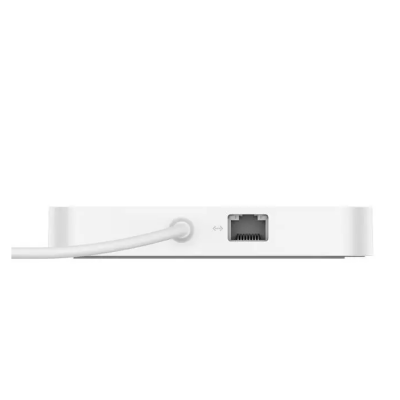 Biała przejściówka Belkin 6w1 z kablem USB-C zakończonym wtyczką kątową, ukazująca porty USB-A, czytniki kart SD i microSD oraz złącze Ethernet na obudowie.