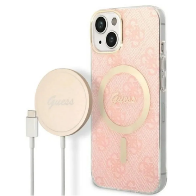 Różowe etui Guess 4G z logo i złotym pierścieniem MagSafe do iPhone 14, obok którego znajduje się dopasowana ładowarka bezprzewodowa z napisem Guess.