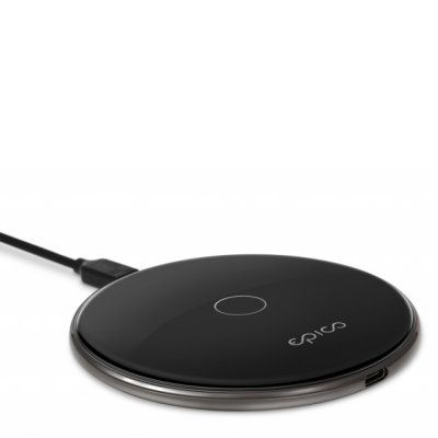Czarna ładowarka indukcyjna Epico Wireless Pad z logo marki na środku, podłączona kablem USB-C, widoczna pod kątem na białym tle.