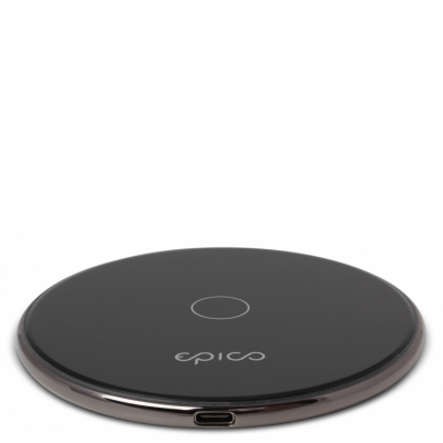 Czarna ładowarka indukcyjna Epico Wireless Pad z logo marki na środku, podłączona kablem USB-C, widoczna pod kątem na białym tle.