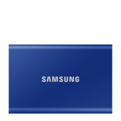 Niebieski dysk zewnętrzny Samsung T7 z centralnie umieszczonym srebrnym logo marki, widoczny od frontu na gładkim tle w minimalistycznym ujęciu.