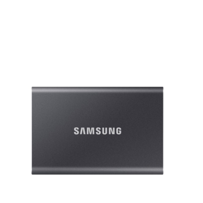 Szary dysk zewnętrzny Samsung T7 z widocznym logo marki na środku obudowy, ukazany w widoku od góry na gładkim, jednolitym tle.