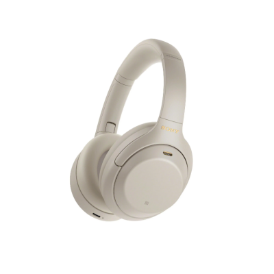Słuchawki bezprzewodowe Sony WH-1000XM4 w kolorze srebrnym, ujęte pod kątem z widocznym logo Sony na pałąku oraz oznaczeniem NFC na muszli słuchawkowej.