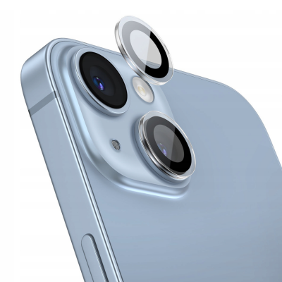 Szkło hartowane PURO na obiektywy aparatu iPhone 14 i 14 Plus, ukazujące proces nakładania przezroczystej osłony na jasnoniebieską wyspę aparatów telefonu.