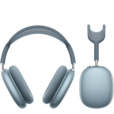 Słuchawki Apple AirPods Max w kolorze niebieskim, widok z przodu oraz z boku ukazujący metalową konstrukcję, siatkowy pałąk i nauszniki z przyciskami.