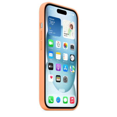 Pomarańczowe etui silikonowe Apple z MagSafe założone na iPhone 15, widok z boku prezentujący przyciski głośności oraz aktywny ekran główny z widżetami.