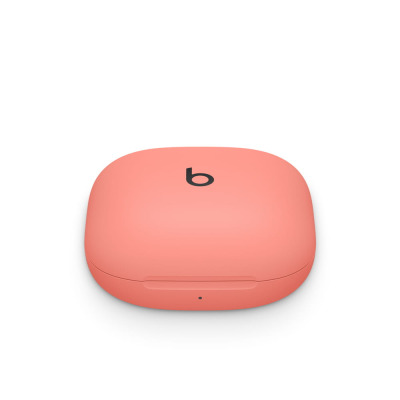 Etui ładujące do słuchawek Beats Fit Pro w kolorze koralowy róż z czarnym logo marki na środku, widoczne od frontu z zamkniętą klapką i diodą LED.