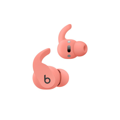 Słuchawki Beats Fit Pro w kolorze koralowy róż umieszczone w otwartym etui ładującym z widocznym logo marki, ujęcie pod kątem ukazujące wnętrze pudełka.