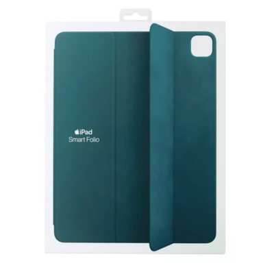 Etui Apple Smart Folio w kolorze Mallard Green do iPada Pro 12,9 cala 4. generacji, widoczne w opakowaniu z wycięciem na wyspę aparatów na tylnej części.