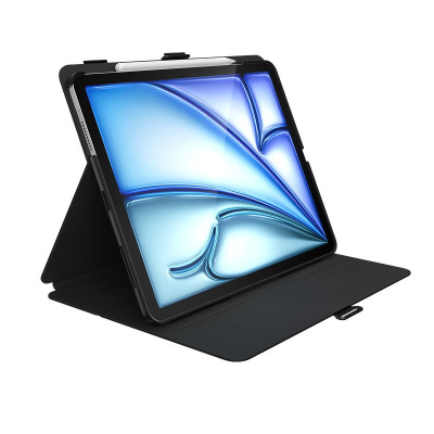 Czarne etui Speck Balance Folio do iPad Air 13 w pozycji stojącej z magnetycznym zapięciem oraz miejscem na rysik Apple Pencil na górnej krawędzi tabletu.