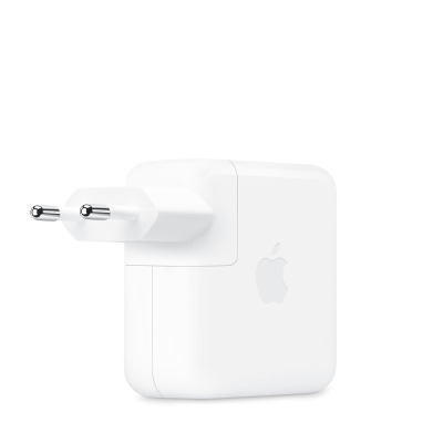 Biały zasilacz Apple 70W USB-C z europejską wtyczką, widoczny z boku z wyraźnym logo Apple na obudowie oraz metalowymi stykami wtyczki po lewej stronie.