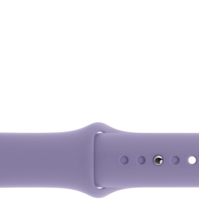Srebrny Apple Watch z tarczą pokazującą godzinę dziesiątą dziesięć, wyposażony w silikonowy pasek Apple w kolorze angielskiej lawendy, widok z boku na kopertę.