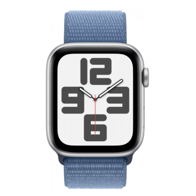 Apple Watch SE2 44mm w srebrnej kopercie z aluminium i paskiem sportowym w kolorze sztormowego błękitu, widoczny z profilu z tarczą pokazującą cyfry 12, 3, 6