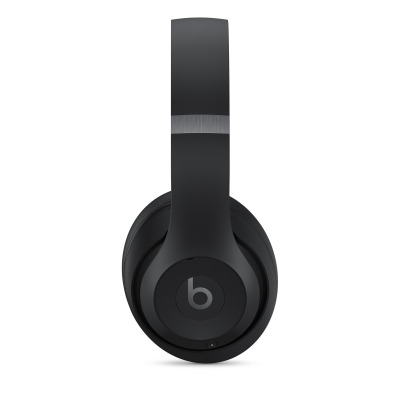 Czarne słuchawki bezprzewodowe Beats Studio Pro z widocznym logo marki na nauszniku, napisami Left Ear oraz Beats Studio Pro na pałąku, ujęcie z profilu.
