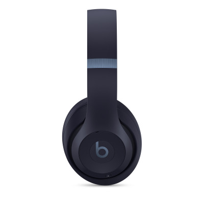 Granatowe słuchawki bezprzewodowe Beats Studio Pro z widocznym logo marki na muszli, ujęcie profilowe prezentujące konstrukcję z napisem Beats Studio Pro.