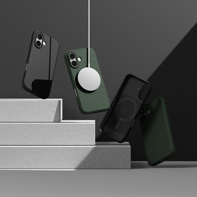 Czarne i zielone etui Ringke Onyx MagSafe do iPhone 16 lewitujące nad schodkową podstawą, z widocznym magnetycznym pierścieniem ładowarki na jednym z nich.