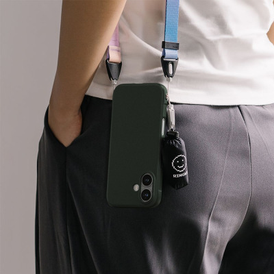 Czarne etui Ringke Onyx do iPhone 16 zawieszone na kolorowej smyczy, z dołączonym małym czarnym pokrowcem z logo Ringke i ikoną uśmiechniętej buźki.