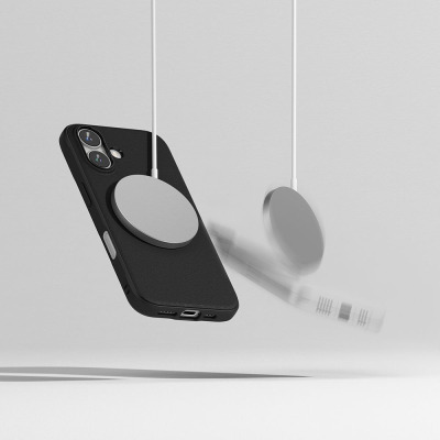 Czarne etui Ringke Onyx MagSafe do iPhone 16 zawieszone w powietrzu wraz z ładowarką indukcyjną, ukazujące tył telefonu z wyspą aparatów i portem ładowania.