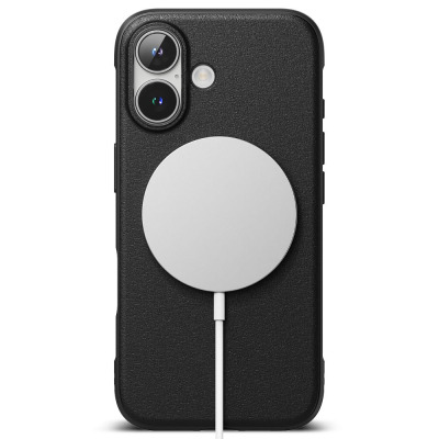 Czarne etui Ringke Onyx do iPhone 16 z magnetycznym pierścieniem MagSafe na pleckach, widoczna wyspa aparatów oraz podłączona biała ładowarka indukcyjna.