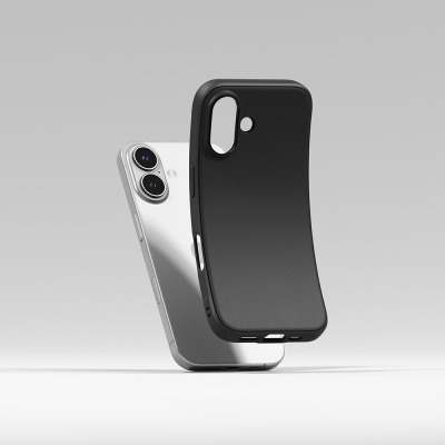 Czarne etui Ringke Onyx do iPhone 16 z wycięciem na aparat oraz srebrny smartfon Apple iPhone 16 z podwójnym obiektywem ustawione pod kątem na jasnym tle.