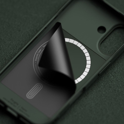 Czarne etui Ringke Onyx MagSafe do iPhone 16 z odklejaną folią ochronną na wewnętrznej stronie, ukazującą magnetyczny pierścień i napis Magnetic Case Design.