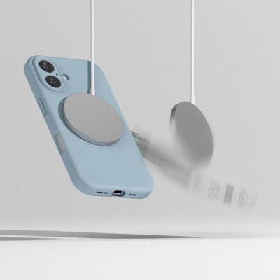 Niebieskie etui Ringke Silicone MagSafe do iPhone 16 zawieszone w powietrzu wraz z ładowarką magnetyczną, widoczna wyspa aparatów i port ładowania na dole.