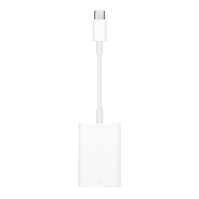 Biały adapter Apple USB-C na czytnik kart SD z krótkim przewodem zakończonym wtykiem USB-C, widoczny od frontu z wyraźną ikoną karty pamięci na obudowie.