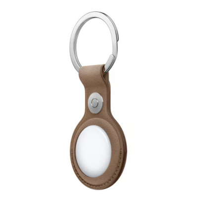 Brelok Apple FineWoven w kolorze taupe z umieszczonym wewnątrz lokalizatorem AirTag, z widocznym metalowym kółkiem na klucze i napisem Designed by Apple.