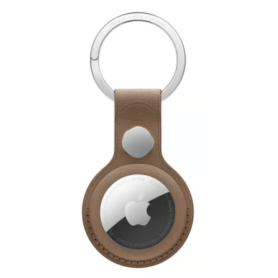Brelok Apple FineWoven w kolorze taupe z umieszczonym wewnątrz lokalizatorem AirTag, z widocznym metalowym kółkiem na klucze i napisem Designed by Apple.