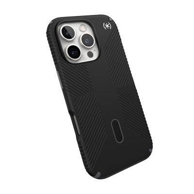 Czarne etui Speck Presidio2 Grip z logo marki do iPhone 16 Pro, ukazujące teksturowany tył, system MagSafe oraz potrójną wyspę aparatów w widoku izometrycznym.