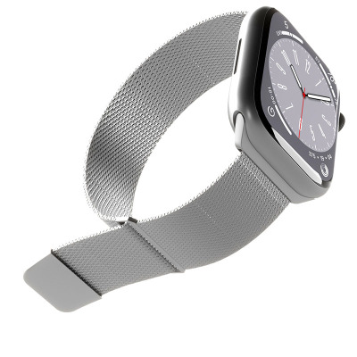 Srebrny pasek Puro Milanese do Apple Watch 44-46mm z metalową plecionką, widoczny na zegarku z tarczą analogową w minimalistycznym, jasnym stylu.