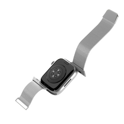 Srebrny pasek Puro Milanese do Apple Watch 44-46mm z metalową plecionką, ukazany w widoku od strony koperty z widocznymi czujnikami tętna na spodzie.