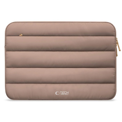 Pikowane etui Tech-Protect Fluffy w kolorze brązowym do MacBooka 13-14 cali, z widocznym złotym suwakiem i logo marki w dolnej części pokrowca.