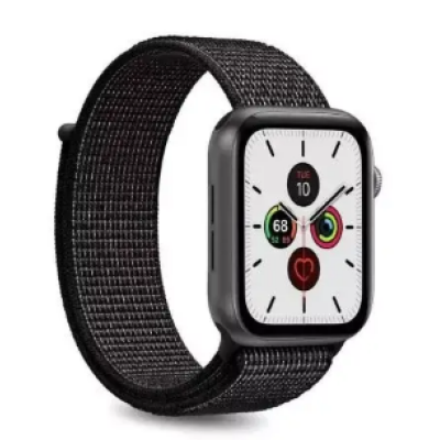 Czarny pasek Puro z nylonu do Apple Watch 42-45 mm założony na kopertę zegarka z jasną tarczą, widoczne zapięcie oraz cyfrowy interfejs z datą i tętnem.