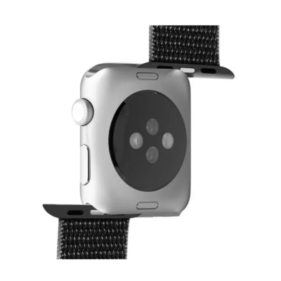 Czarny pasek Puro z nylonu do Apple Watch 42-45 mm założony na kopertę zegarka z jasną tarczą, widoczne zapięcie oraz cyfrowy interfejs z datą i tętnem.