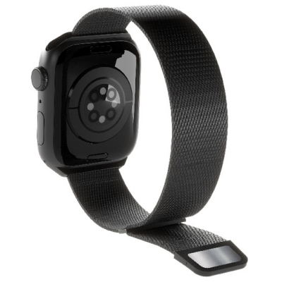 Czarny pasek Puro Milanese Magnetic Band do Apple Watch z magnetycznym zapięciem, założony na kopertę zegarka z widoczną tarczą analogową na białym tle.