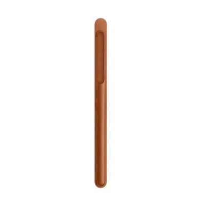 Brązowe etui Apple do rysika Apple Pencil w opakowaniu oraz obok, z częściowo wsuniętym białym rysikiem, ukazujące smukły design i dopasowanie akcesorium.