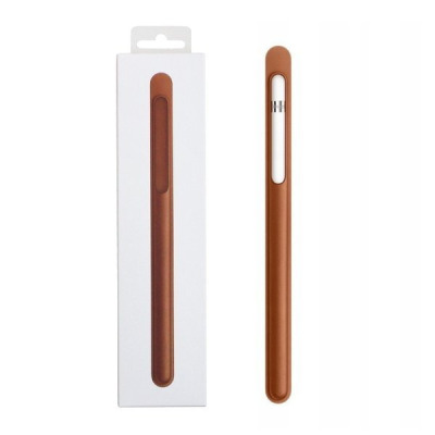 Brązowe etui Apple do rysika Apple Pencil w opakowaniu oraz obok, z częściowo wsuniętym białym rysikiem, ukazujące smukły design i dopasowanie akcesorium.