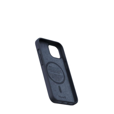 Czarne etui Njord Salmon MagSafe do iPhone 15 Pro Max z fakturą skóry łososia, ukazujące tył z wyspą aparatów oraz wnętrze z logotypem marki i magnesem.