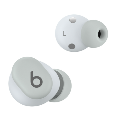 Słuchawki douszne Beats Solo Buds w kolorze storm gray z logo Beats, umieszczone nad otwartym etui ładującym w tym samym odcieniu szarości.