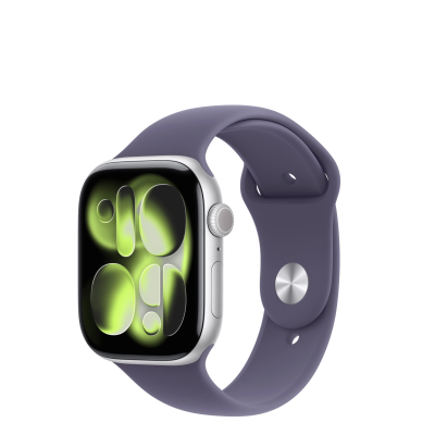 Apple Watch Series 11 42mm w srebrnej kopercie z aluminium i paskiem sportowym w kolorze mleczny fiolet, widok z boku na cyfrową koronkę oraz wyświetlacz.