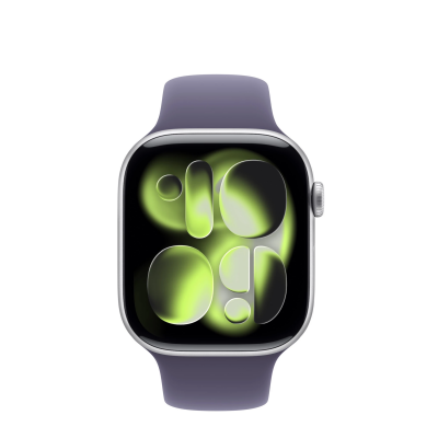 Apple Watch Series 11 42mm w srebrnej kopercie z aluminium i paskiem sportowym w kolorze mleczny fiolet, widok z boku na cyfrową koronkę oraz wyświetlacz.
