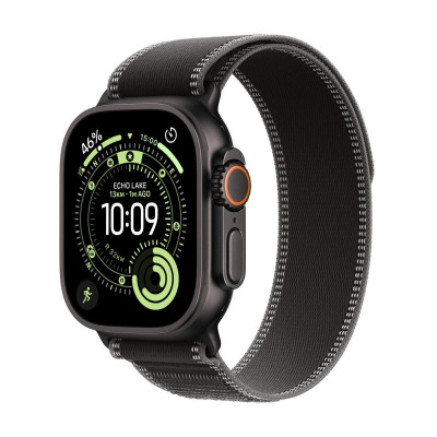 Apple Watch Ultra 3 w czarnej kopercie z czarną opaską Trail S/M, widok z boku na cyfrową koronkę z pomarańczowym akcentem i aktywną tarczę zegarka.