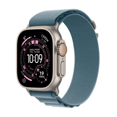 Apple Watch Ultra 3 w tytanowej kopercie z jasnoniebieską opaską Alpine, widok na tarczę z aktywnymi komplikacjami, cyfrową koronkę oraz przycisk boczny.