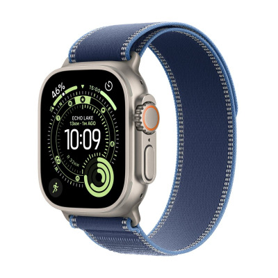 Apple Watch Ultra 3 w tytanowej kopercie z niebieską opaską Trail S/M, widoczny profil z cyfrową koronką i aktywną tarczą zegarka wskazującą godzinę 10:09.