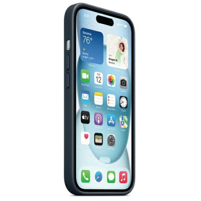 Etui Apple FineWoven w kolorze Pacific Blue do iPhone 15 Plus, widok na tylny panel z wycięciem na wyspę aparatów i wytłoczonym logo Apple na środku.