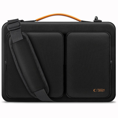 Czarne etui Tech-Protect Defender do MacBooka 13-14 cali z pomarańczową rączką, paskiem na ramię oraz logotypem marki w prawym dolnym rogu na białym tle.
